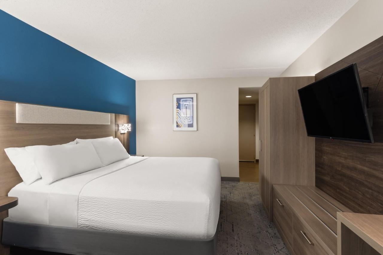 1 KING BED LEISURE NONSMOKING at Holiday Inn Express Hotel & Suites Danbury - I-84 by IHG