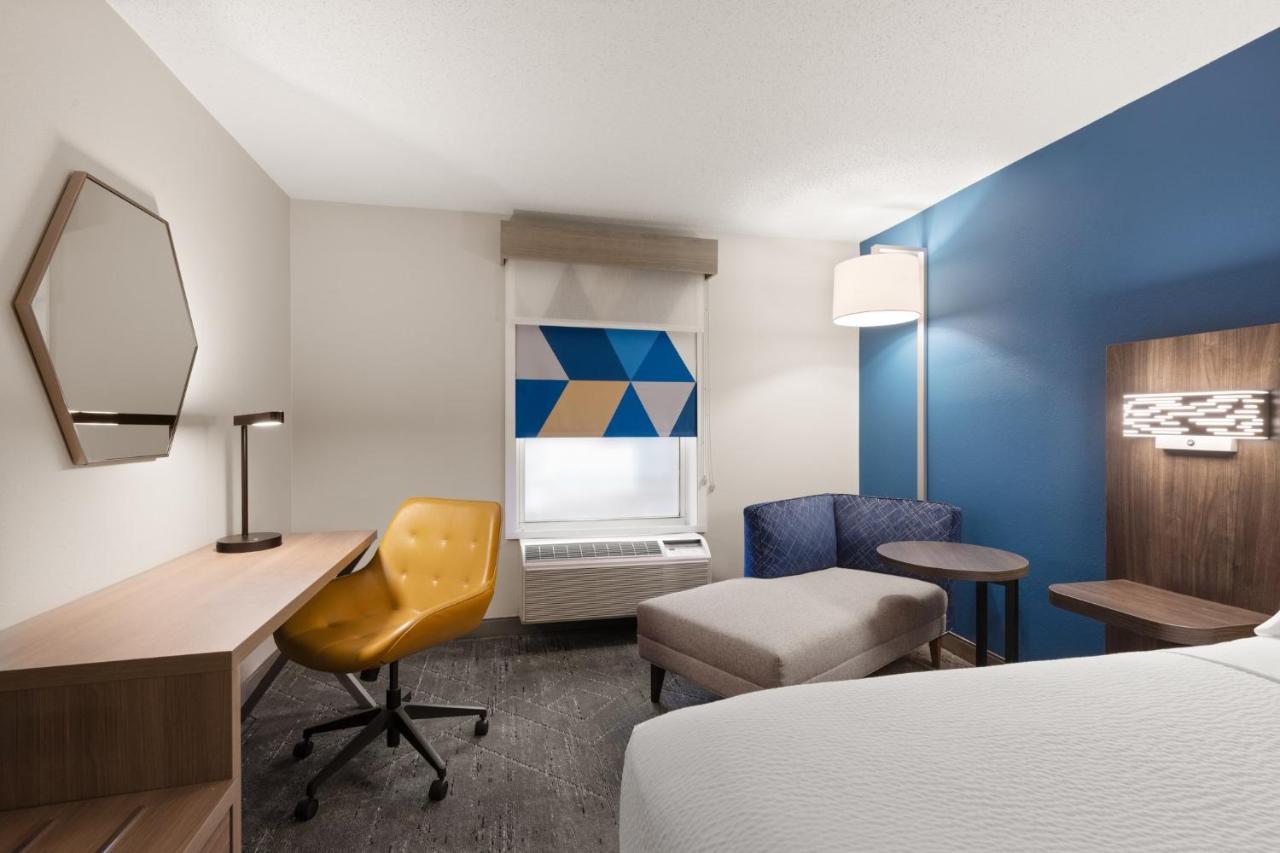 1 KING BED LEISURE NONSMOKING at Holiday Inn Express Hotel & Suites Danbury - I-84 by IHG