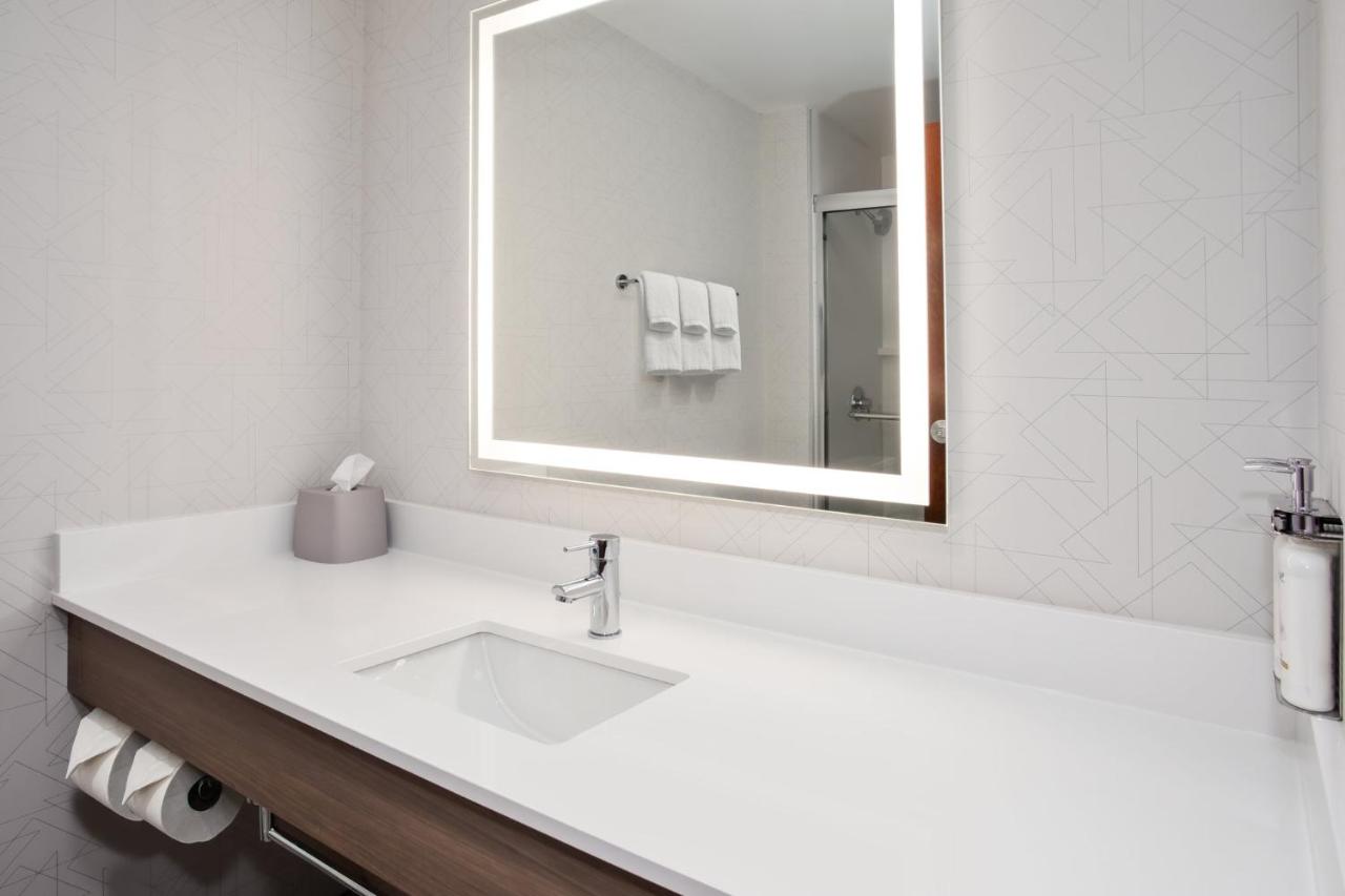 King Suite at Holiday Inn Express Hotel & Suites Belleville by IHG