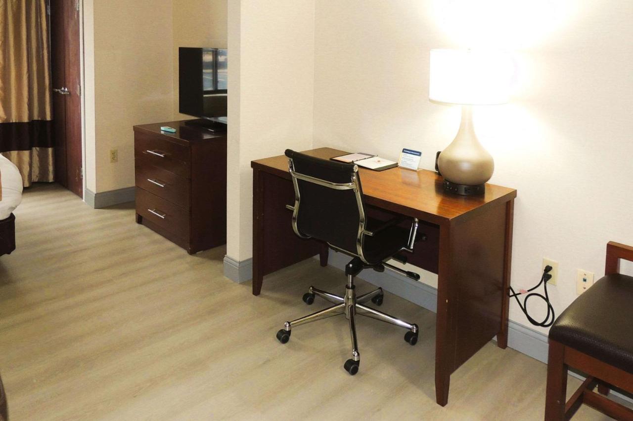 King Suite - Non-Smoking at Comfort Suites Twinsburg