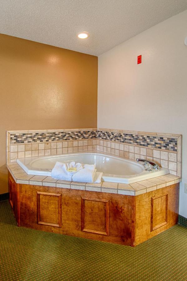 King Room with Jacuzzi and Fireplace at Park Tower Inn