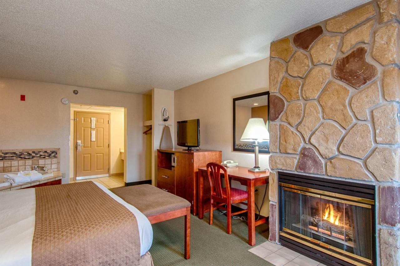 King Room with Jacuzzi and Fireplace at Park Tower Inn