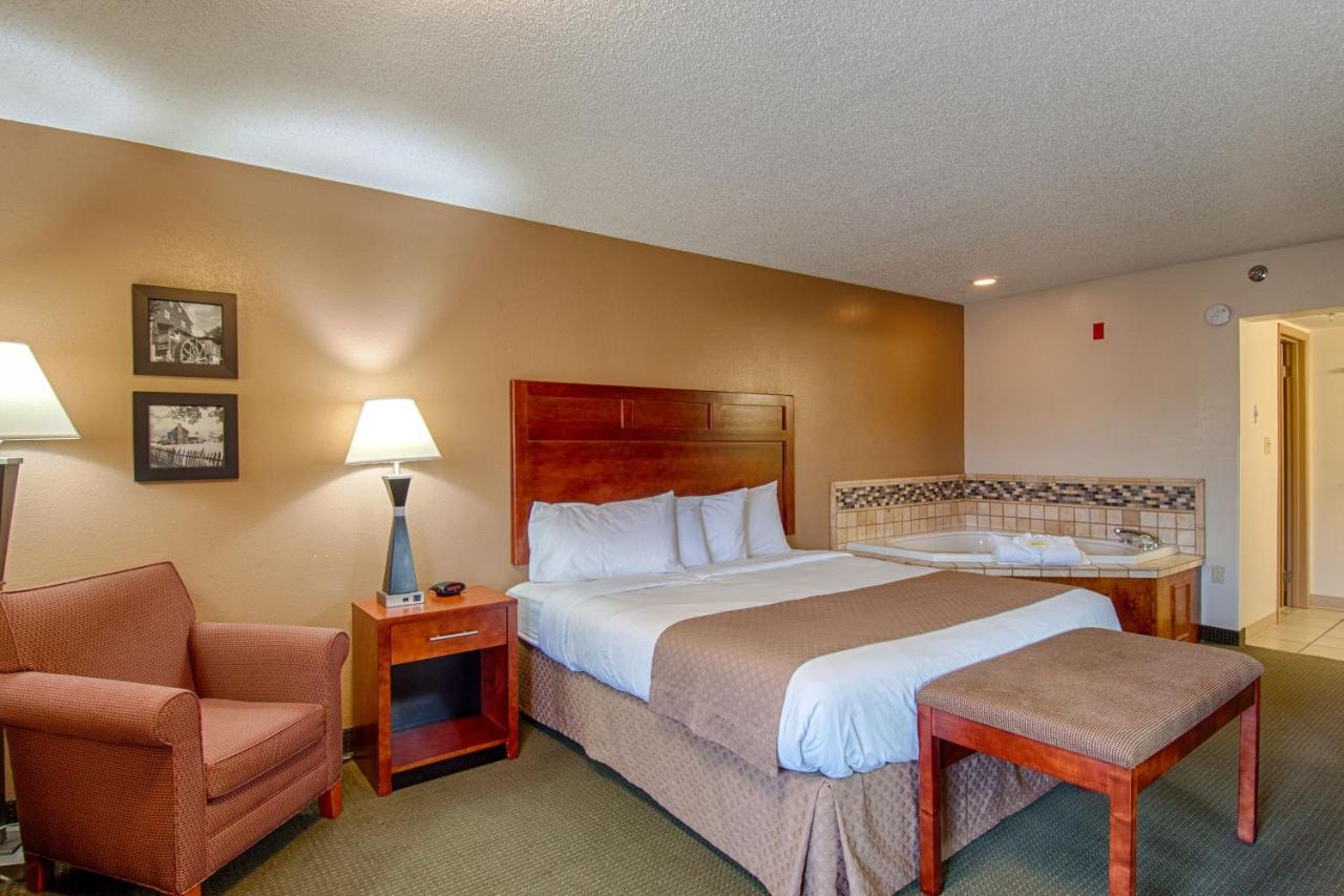 King Room with Jacuzzi and Fireplace at Park Tower Inn
