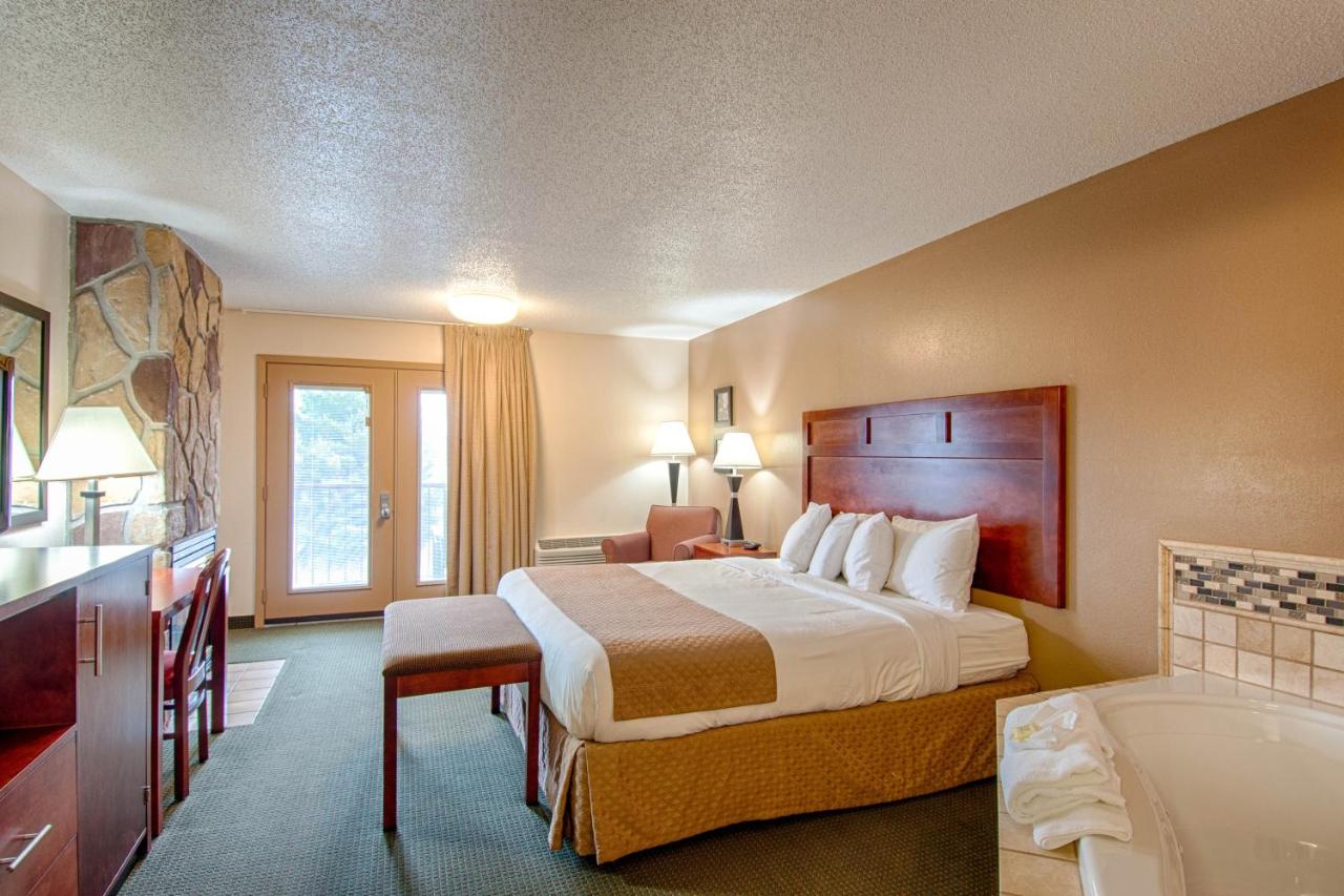 King Room with Jacuzzi and Fireplace at Park Tower Inn