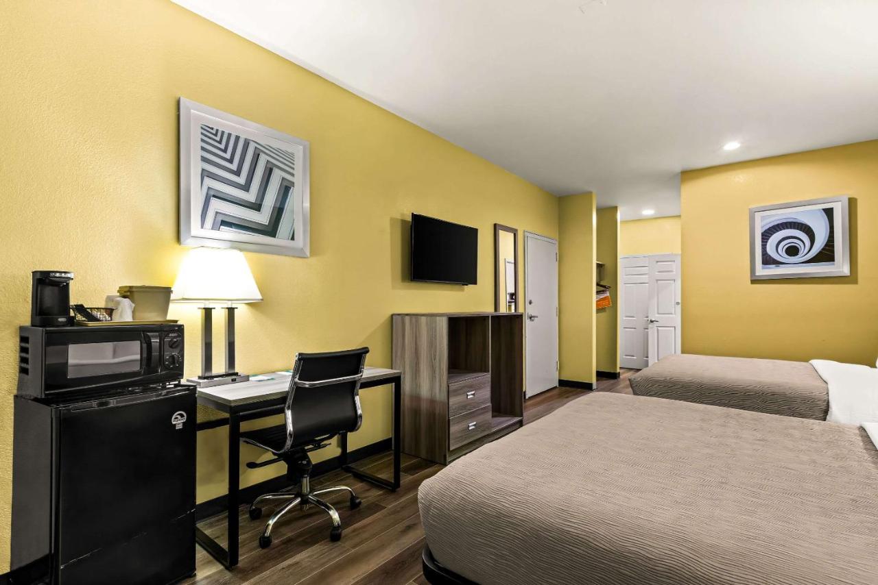 | Super 8 by Wyndham Bay City
