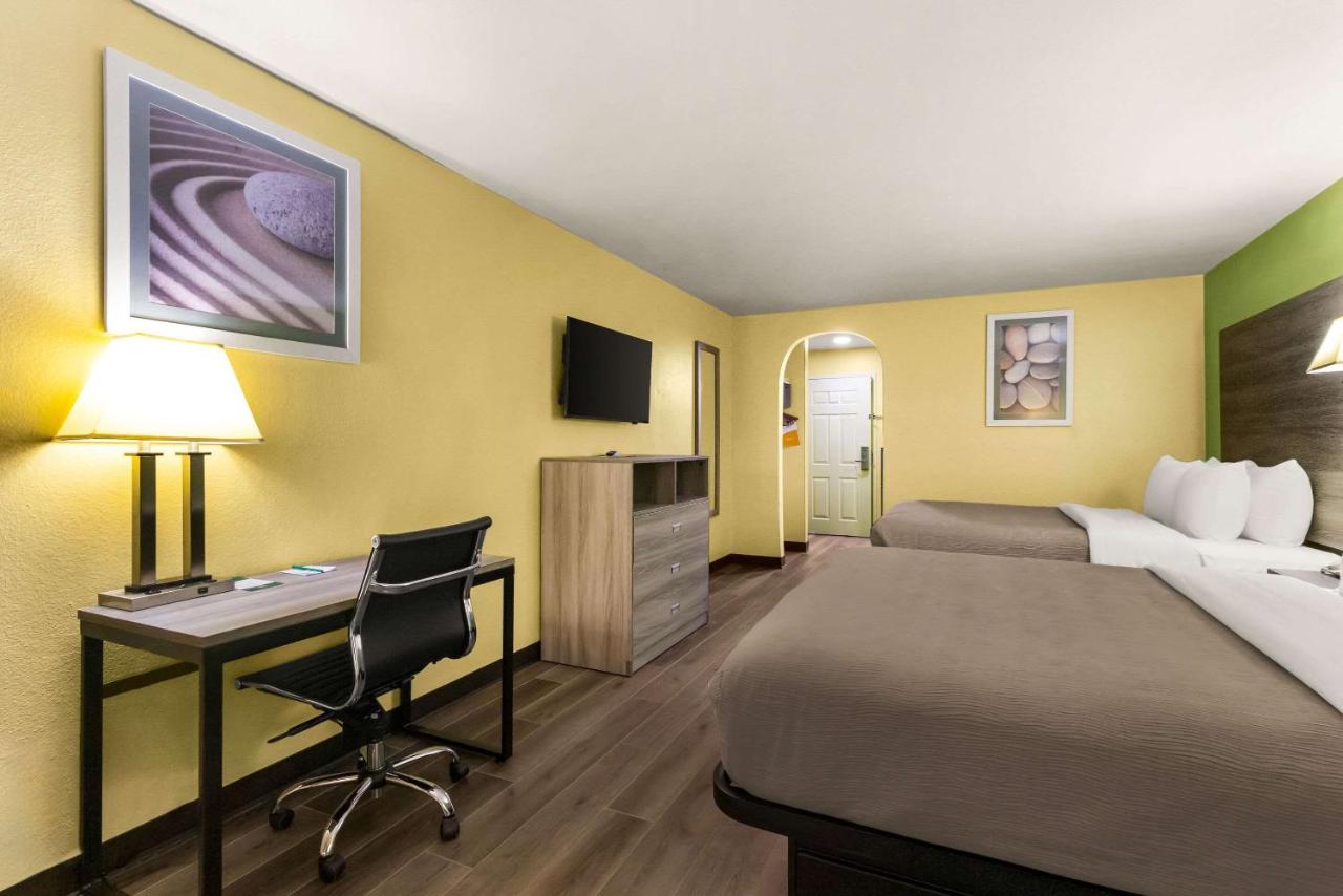 | Super 8 by Wyndham Bay City
