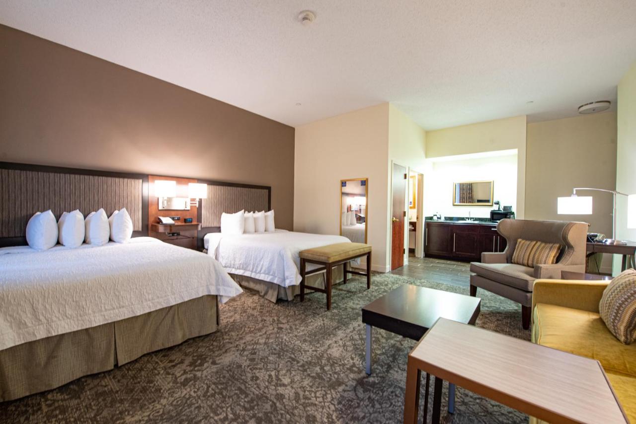 Queen Studio Suite with Sofabed at Hampton Inn & Suites Rockville Centre