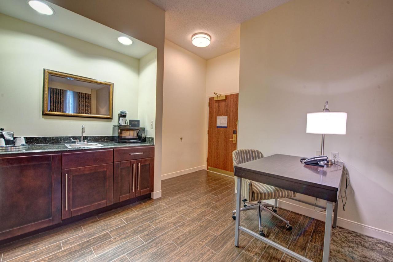 Queen Studio Suite with Sofabed at Hampton Inn & Suites Rockville Centre