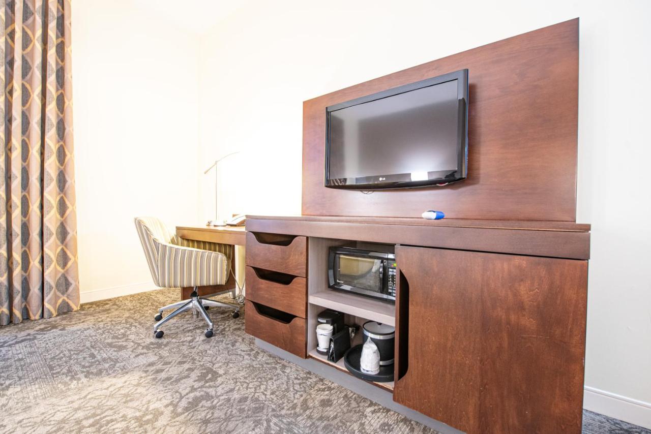 King Room - Accessible at Hampton Inn & Suites Rockville Centre