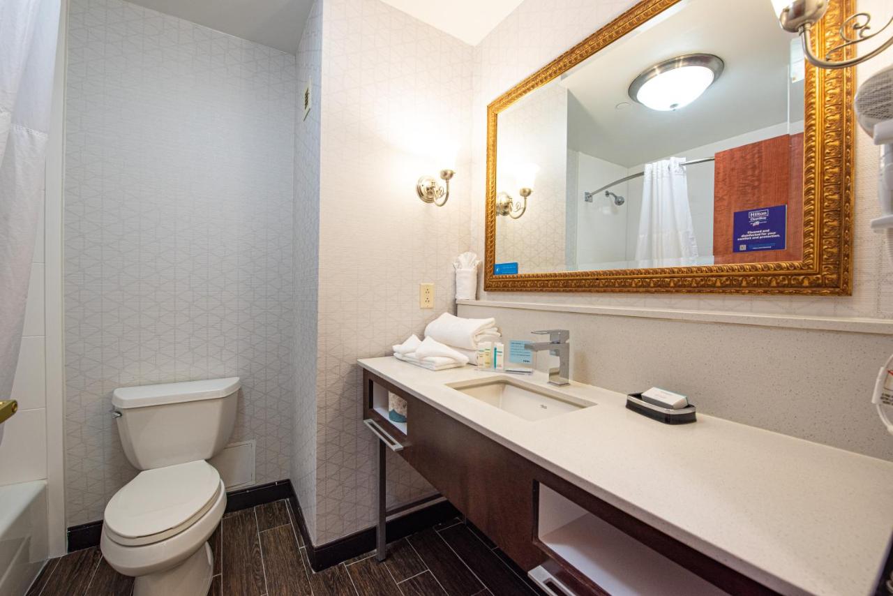 King Room at Hampton Inn & Suites Rockville Centre