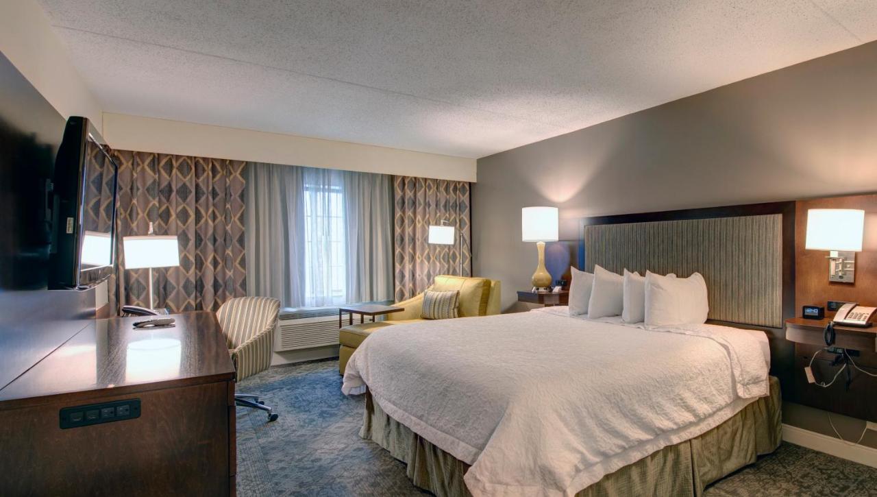 King Room at Hampton Inn & Suites Rockville Centre