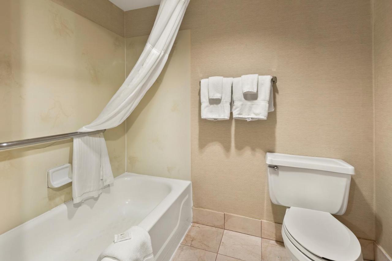 | Radisson Cleveland Airport