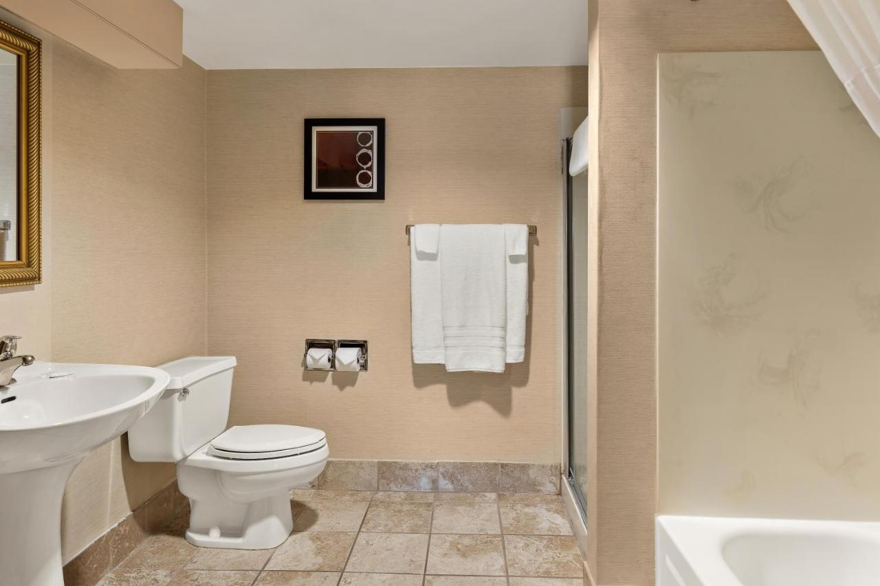 | Radisson Cleveland Airport
