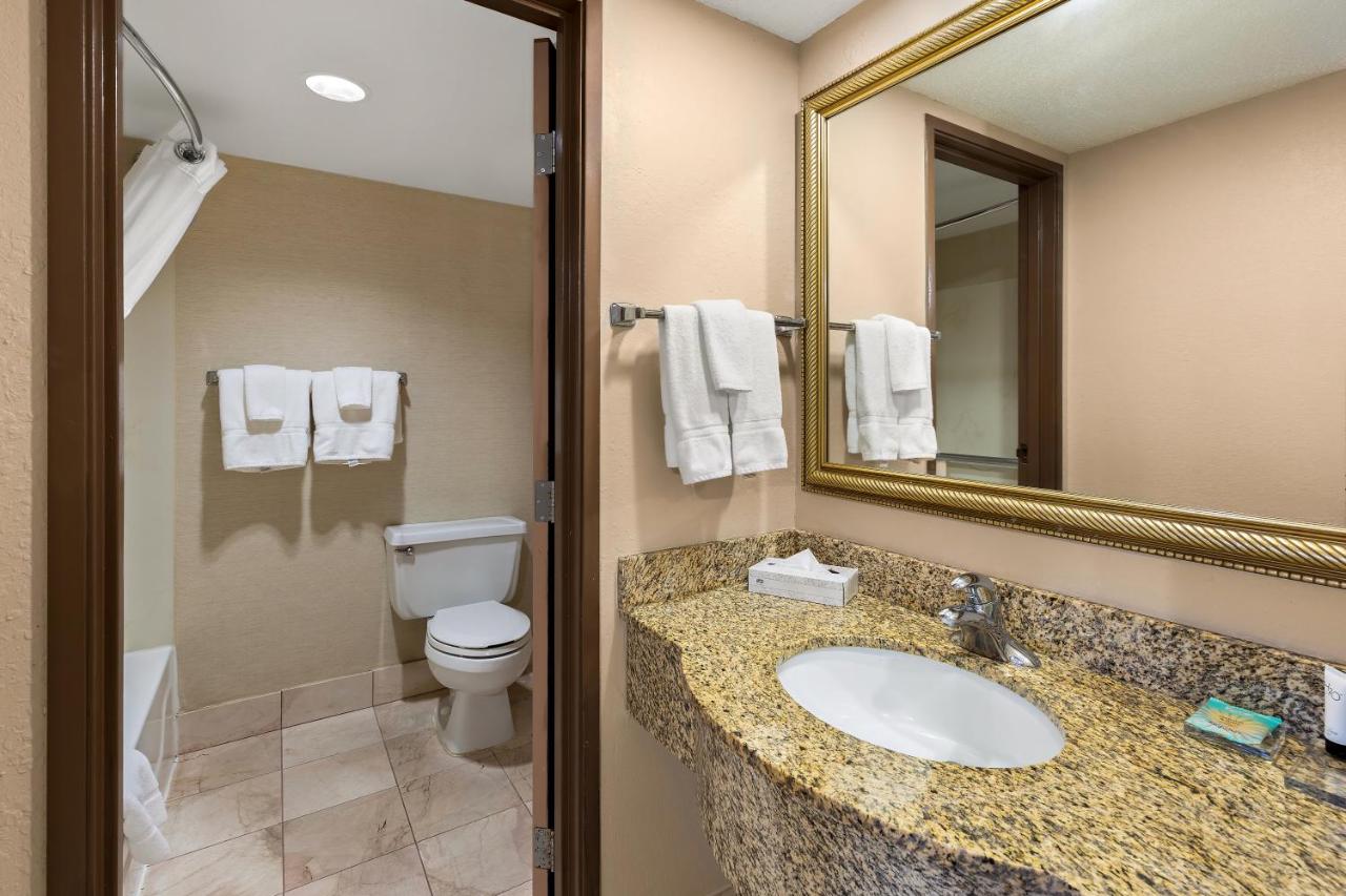 | Radisson Cleveland Airport