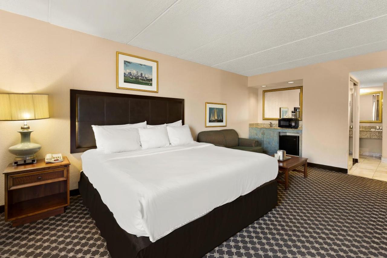 | Radisson Cleveland Airport
