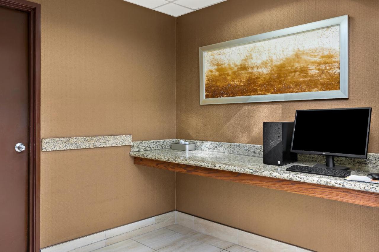 | Radisson Cleveland Airport