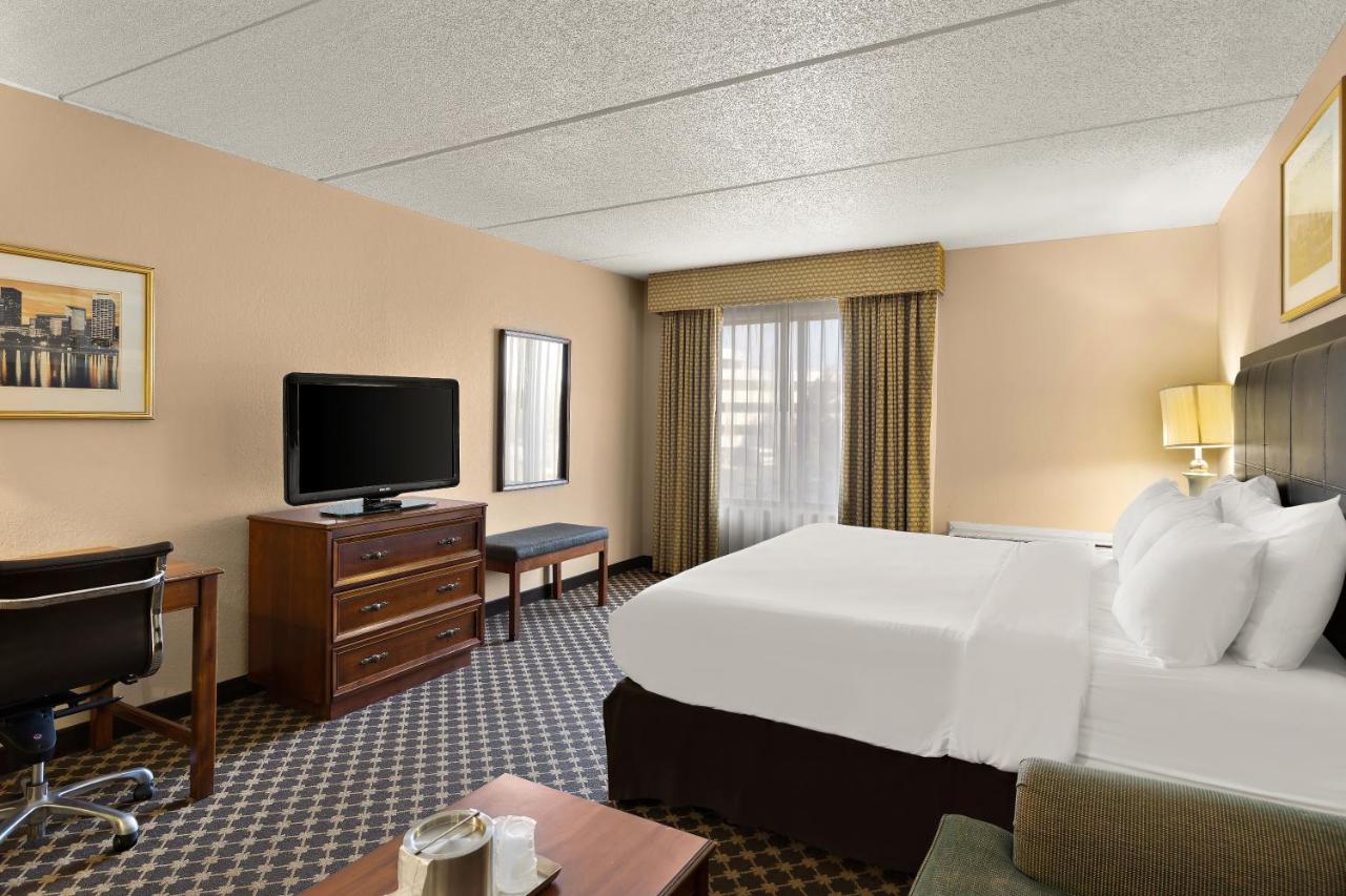 | Radisson Cleveland Airport
