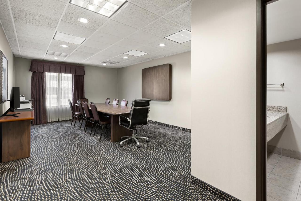 | Radisson Cleveland Airport