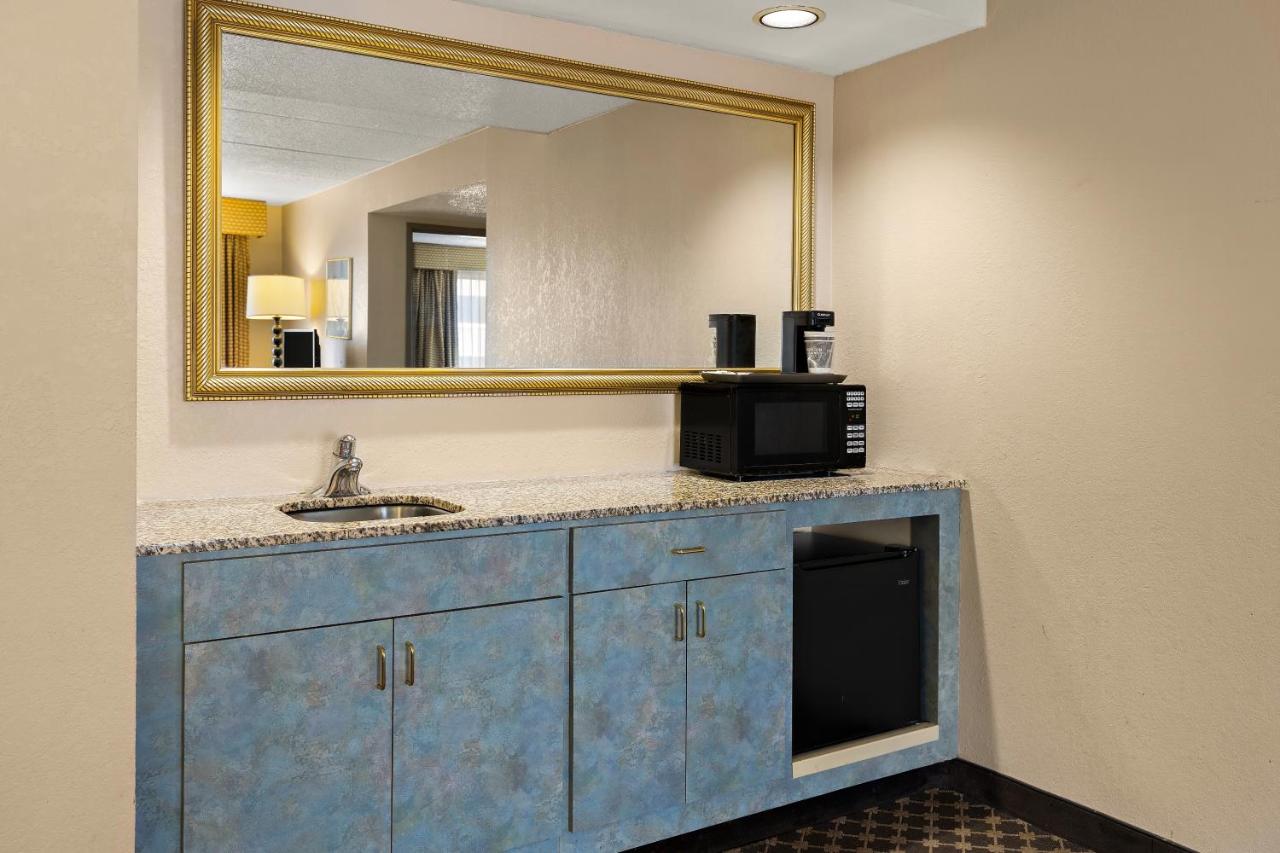 | Radisson Cleveland Airport