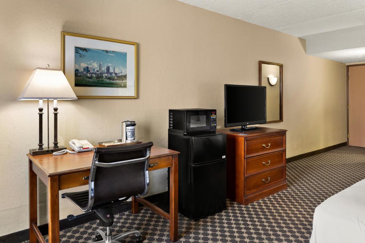 | Radisson Cleveland Airport