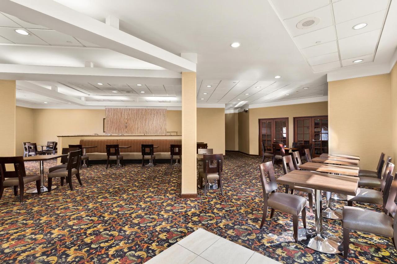 | Radisson Cleveland Airport