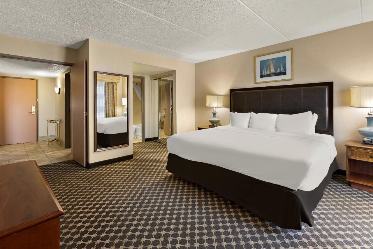| Radisson Cleveland Airport