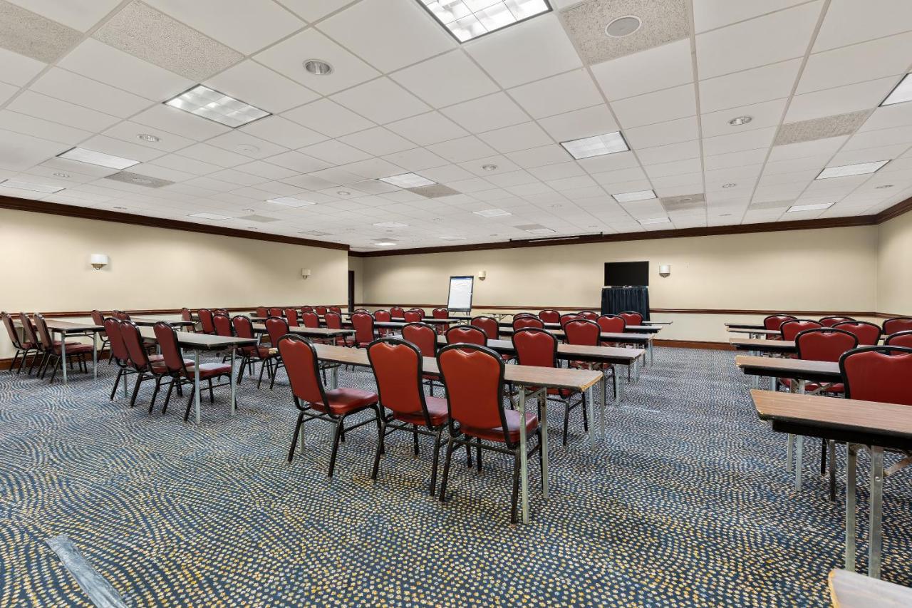| Radisson Cleveland Airport