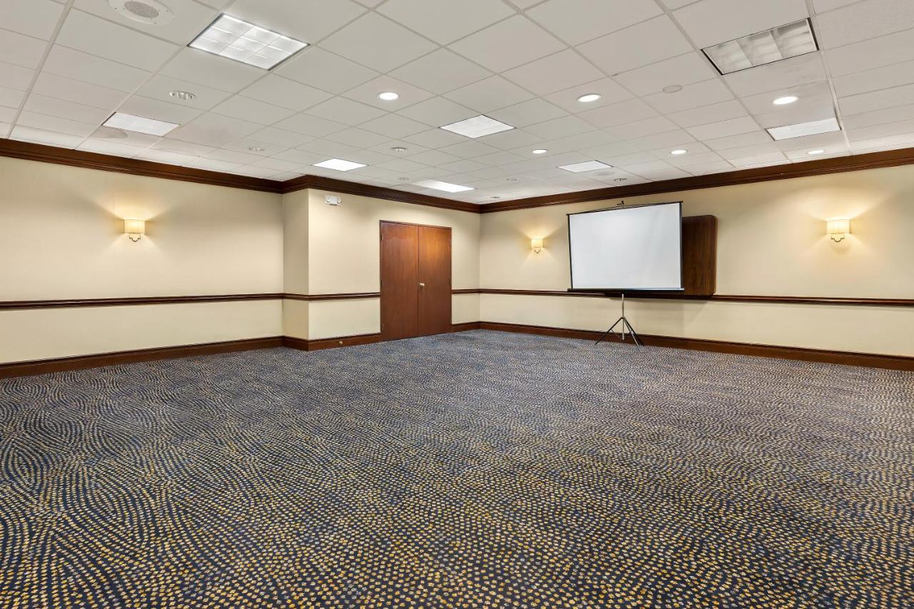 | Radisson Cleveland Airport