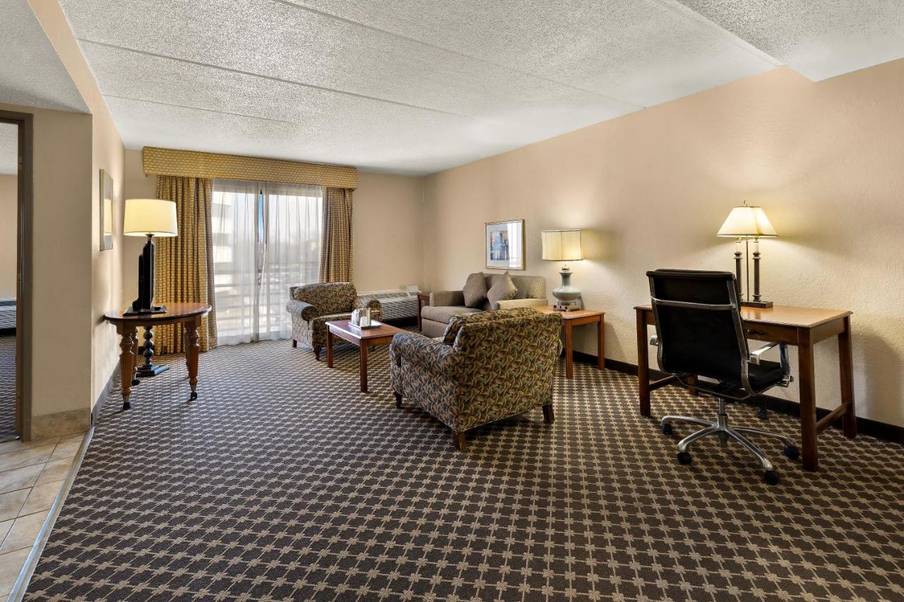| Radisson Cleveland Airport