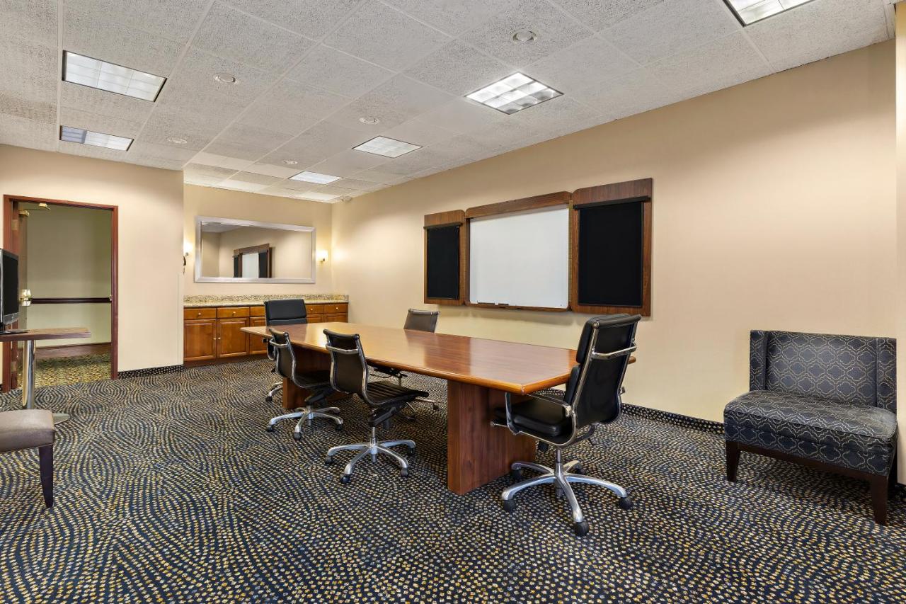 | Radisson Cleveland Airport