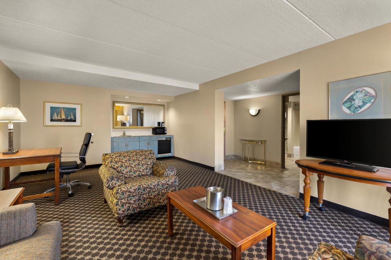 | Radisson Cleveland Airport