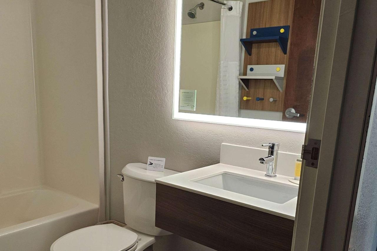 Deluxe Queen Room - Non-Smoking at Microtel Inn & Suites by Wyndham Bushnell