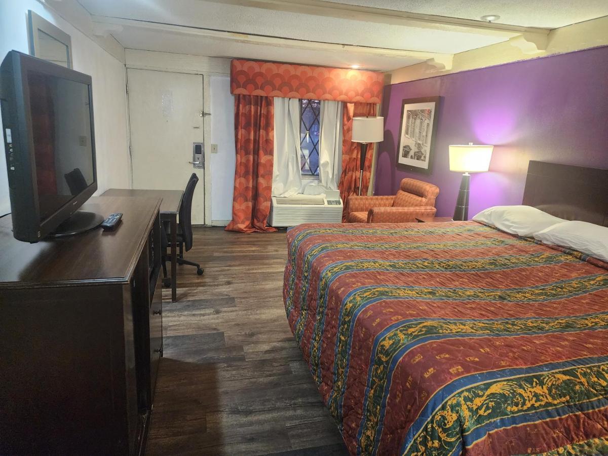 Deluxe King Studio at Sunrise Inn