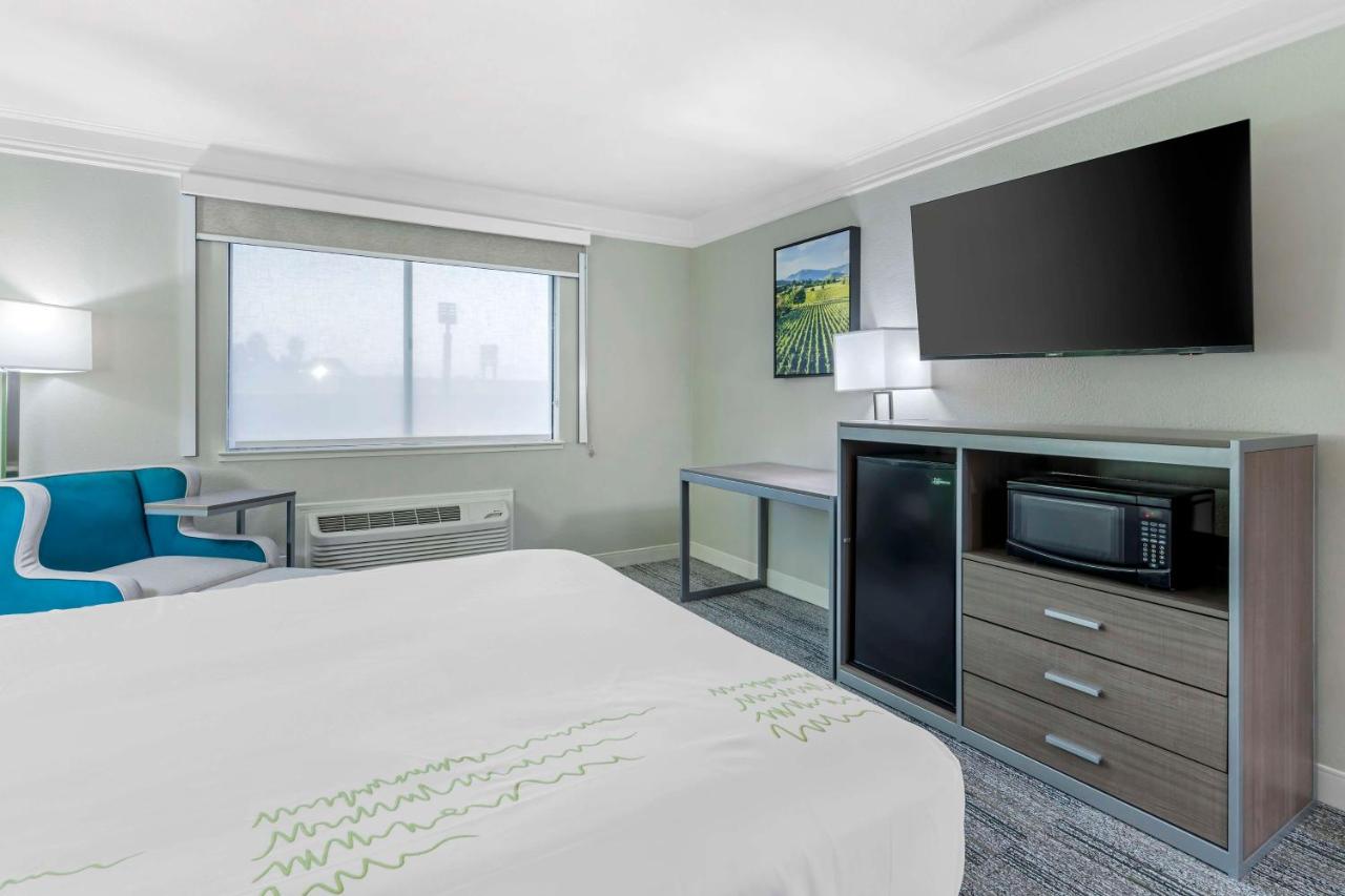King Room with Roll-In Shower - Mobility Access/Non-Smoking at Best Western Cordelia Inn