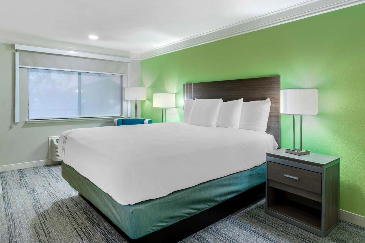 King Room with Roll-In Shower - Mobility Access/Non-Smoking at Best Western Cordelia Inn