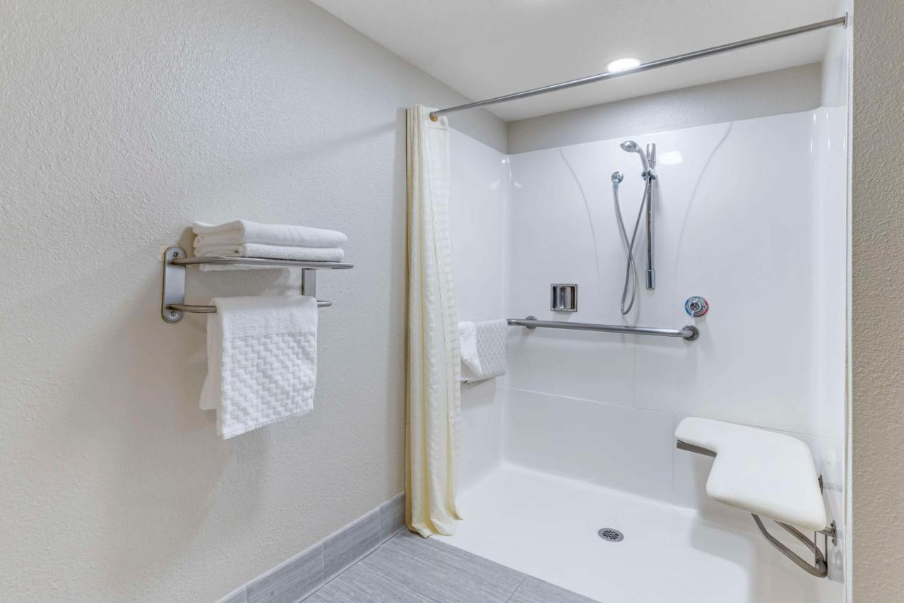 King Room with Roll-In Shower - Mobility Access/Non-Smoking at Best Western Cordelia Inn