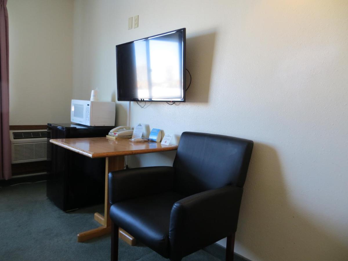 1 King Bed, Mobility/Hearing Accessible Room, Roll-In Shower at Days Inn by Wyndham Alamosa