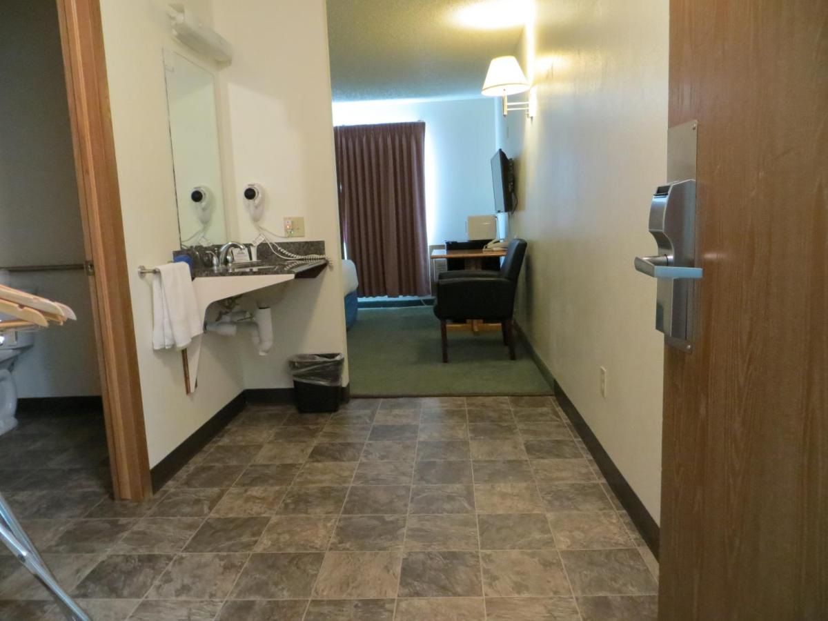 1 King Bed, Mobility/Hearing Accessible Room, Roll-In Shower at Days Inn by Wyndham Alamosa