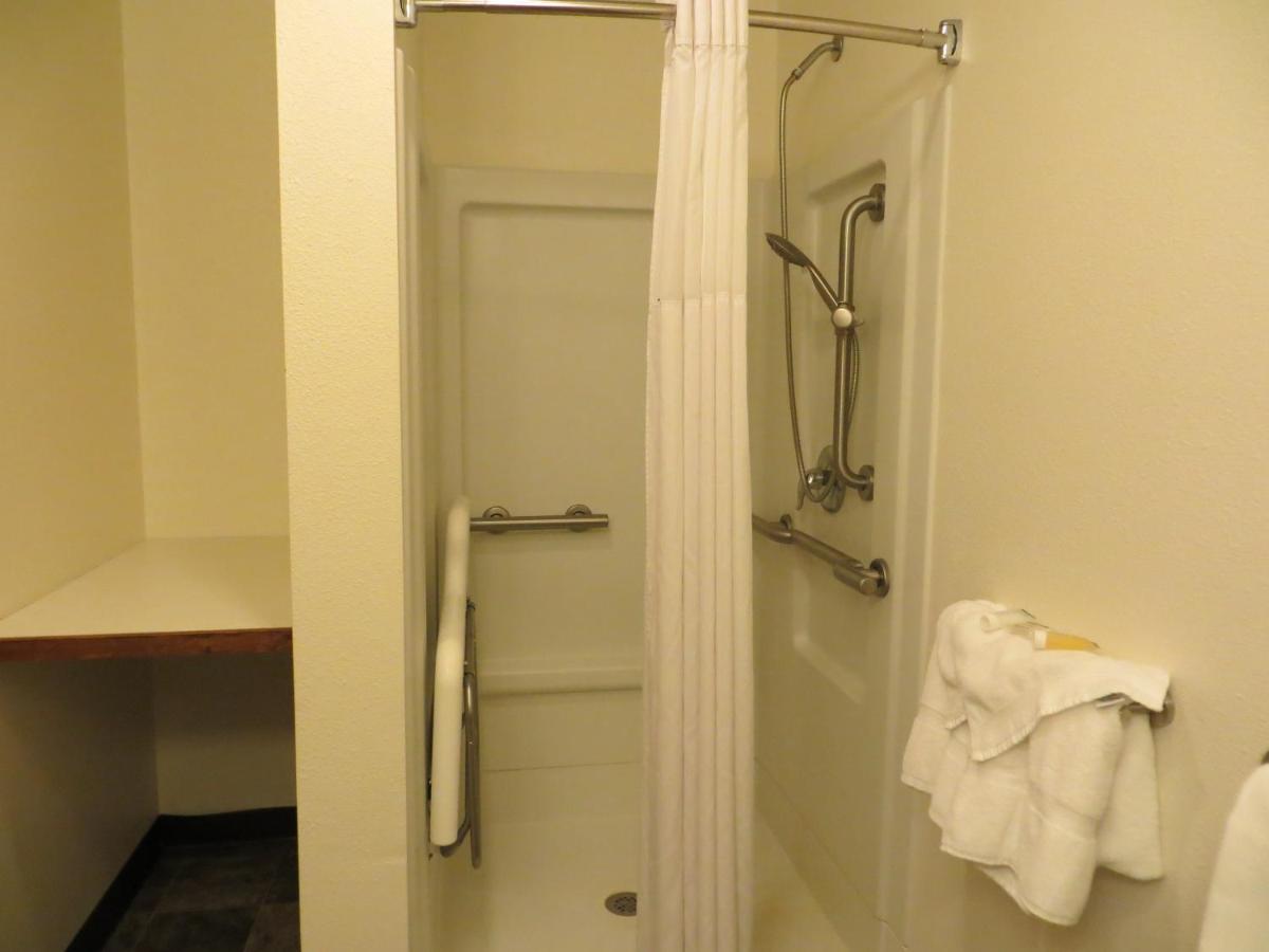 1 King Bed, Mobility/Hearing Accessible Room, Roll-In Shower at Days Inn by Wyndham Alamosa