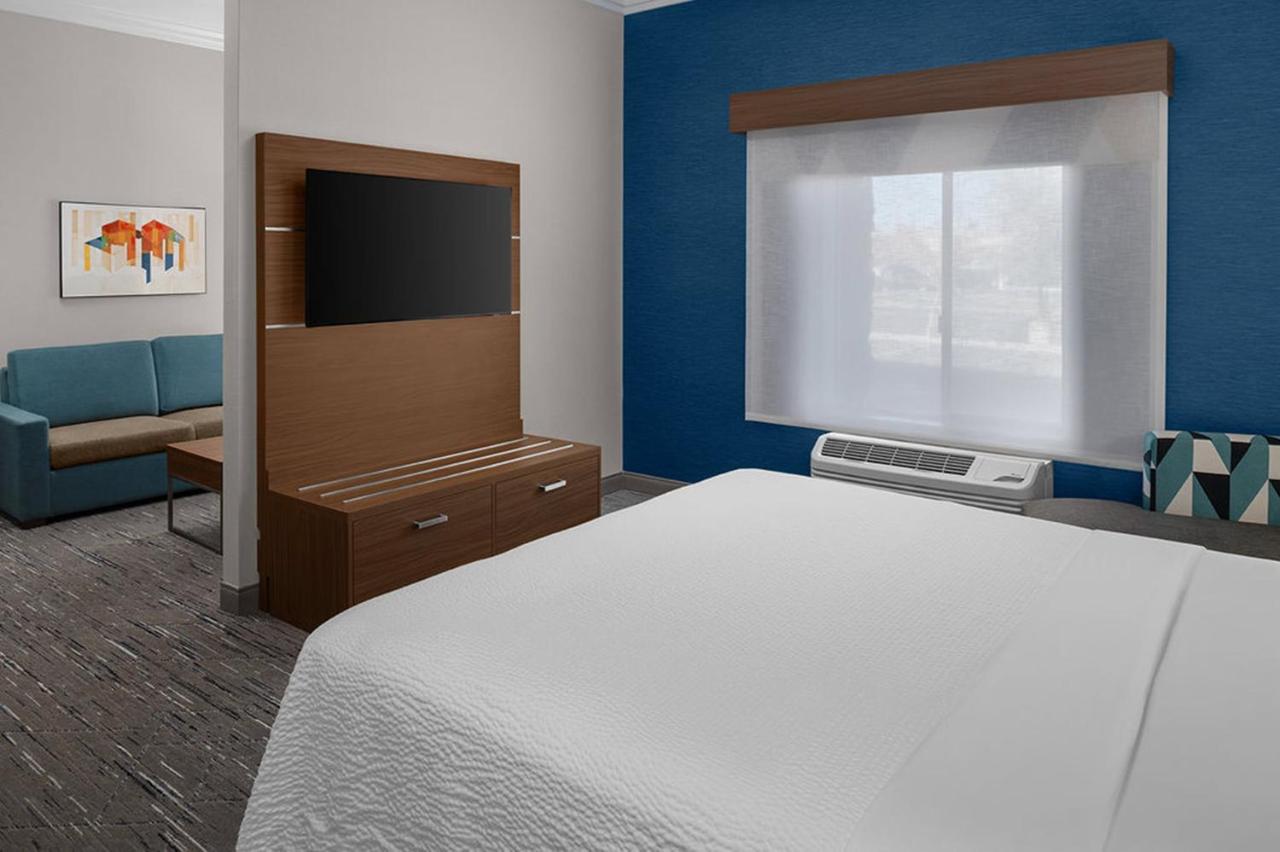 King Suite - Disability Access/Non-Smoking at Holiday Inn Express Hotel & Suites Twentynine Palms by IHG