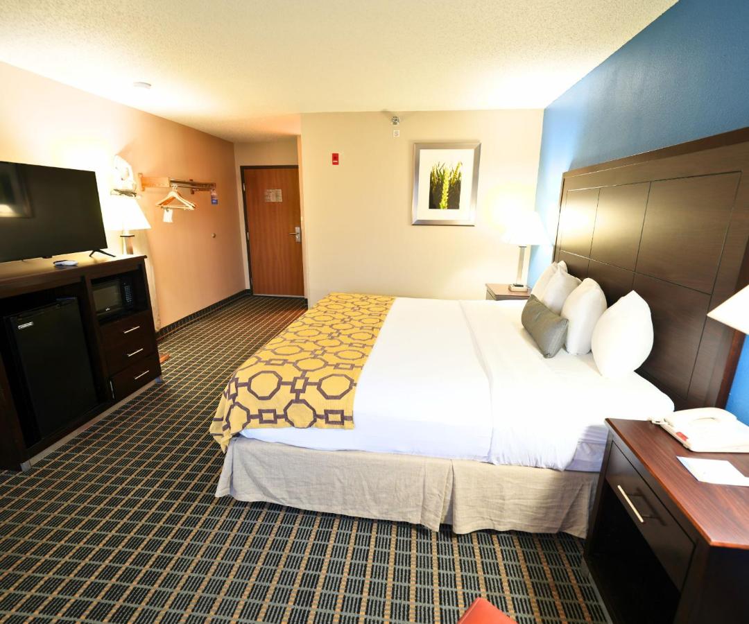 King Room - Non-Smoking at Baymont by Wyndham Marshalltown