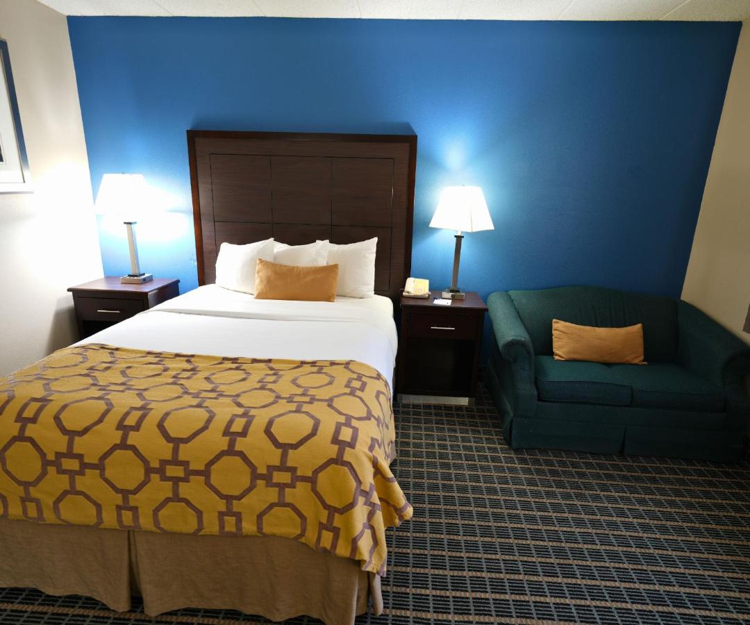 Queen Room - Disability Access - Non-Smoking at Baymont by Wyndham Marshalltown