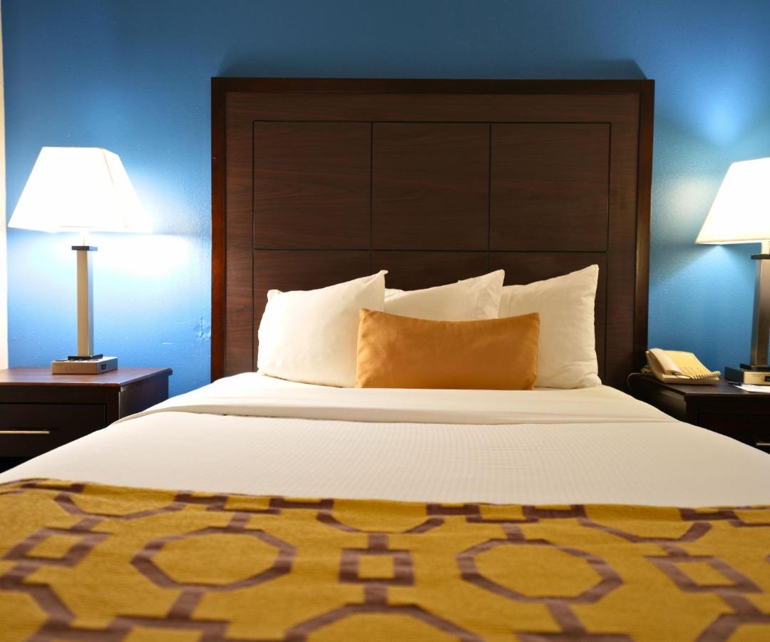 Queen Room - Disability Access - Non-Smoking at Baymont by Wyndham Marshalltown