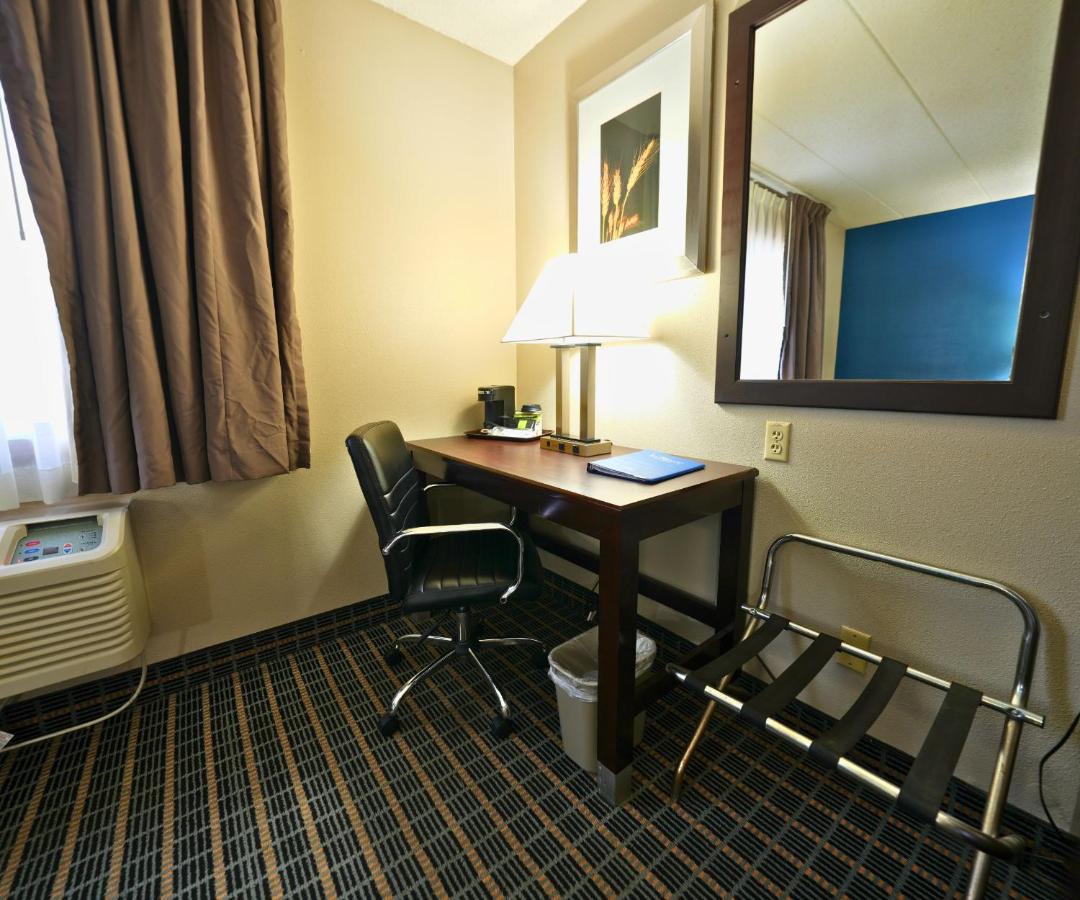 Queen Room - Disability Access - Non-Smoking at Baymont by Wyndham Marshalltown