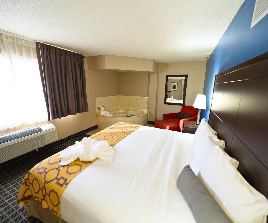King Suite with Jetted Tub - Non-Smoking at Baymont by Wyndham Marshalltown