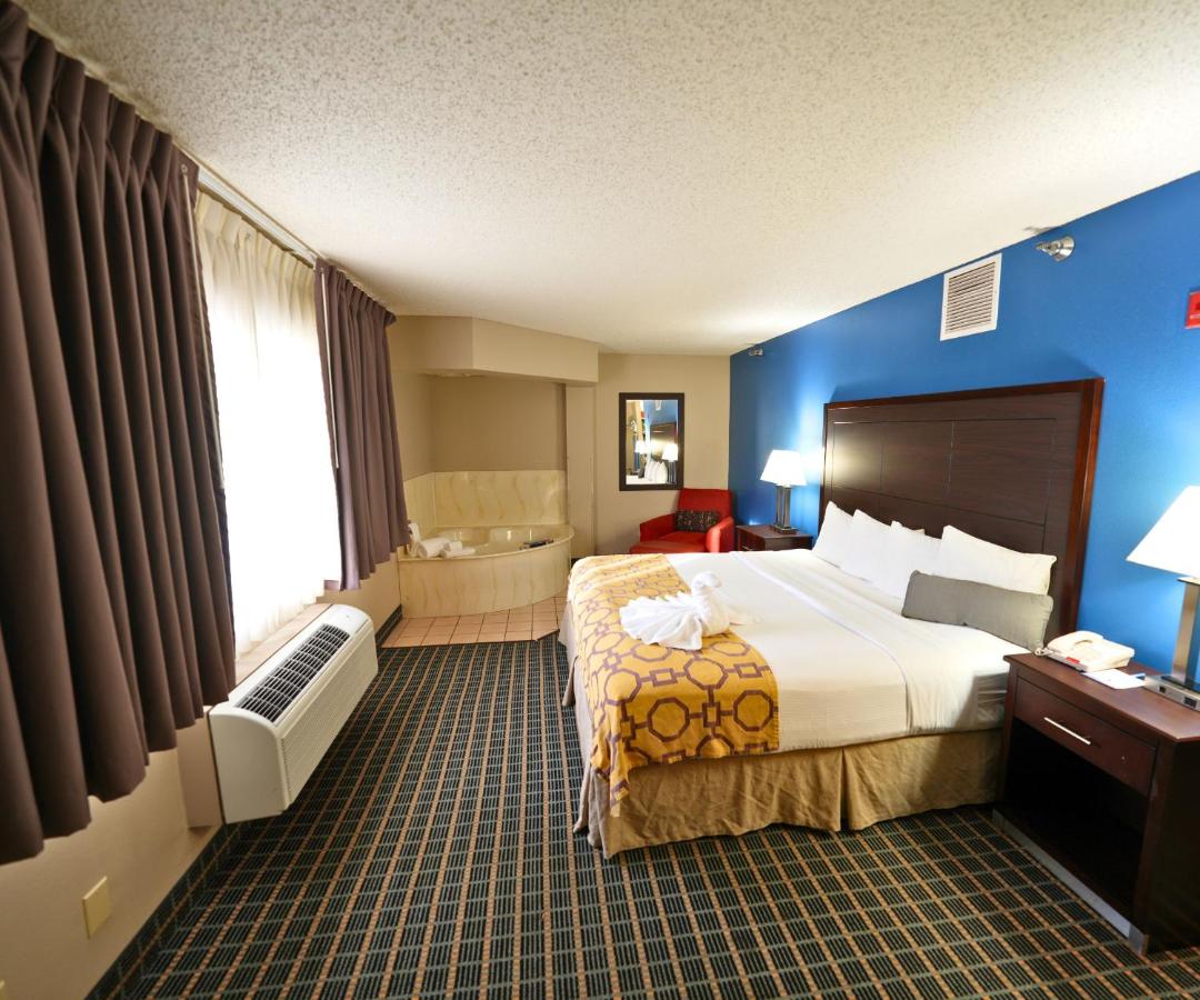 King Suite with Jetted Tub - Non-Smoking at Baymont by Wyndham Marshalltown