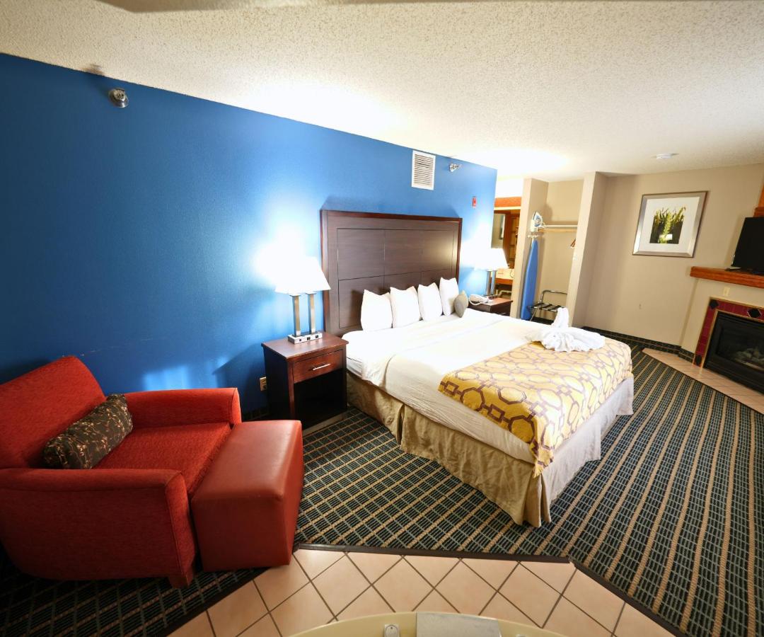 King Suite with Jetted Tub - Non-Smoking at Baymont by Wyndham Marshalltown