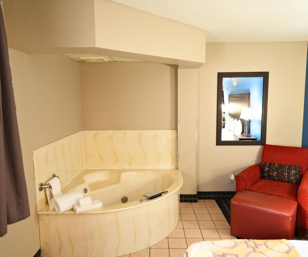 King Suite with Jetted Tub - Non-Smoking at Baymont by Wyndham Marshalltown