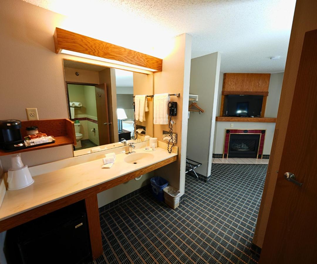 King Suite with Jetted Tub - Non-Smoking at Baymont by Wyndham Marshalltown