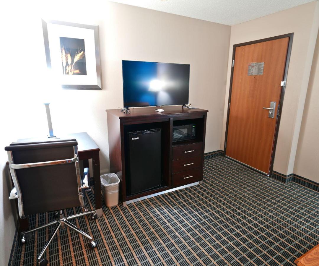 King Suite with Jetted Tub - Non-Smoking at Baymont by Wyndham Marshalltown